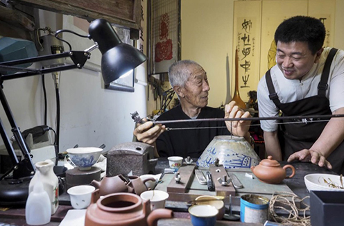 手艺人耿海胜，誓将非遗项目“传统锔艺”传承下去